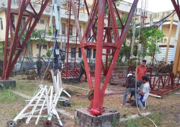 Di dời cột anten tự đứng cao 54m - Quân Đoàn 4 